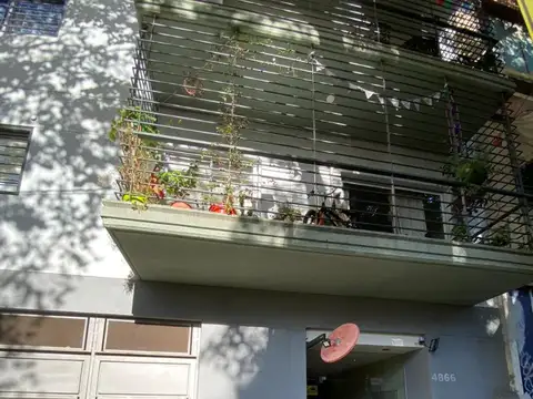 Excelente monoambiente  a 3 cuadras Subte y tren. Baño completo vista abierta. Cocina a gas