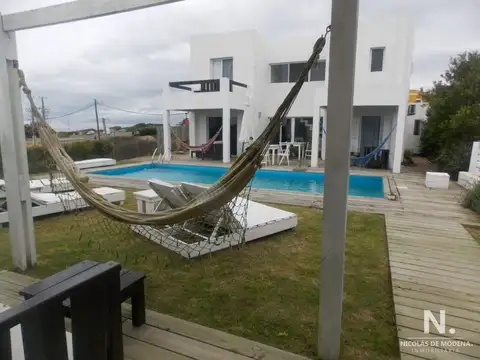 Casa 6 ambientes con 5 baños