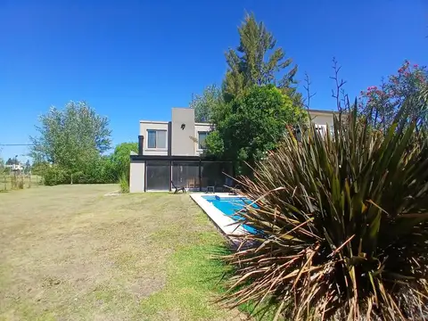 Casa en Venta con 2 cocheras