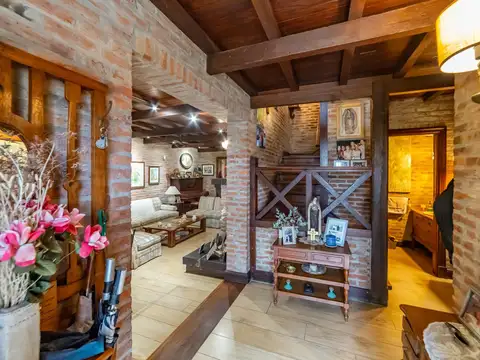 Casa en Venta con 3 cocheras