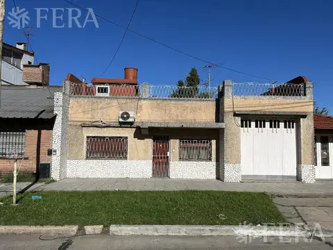 Venta de Casa 3 ambientes con Cochera y Patio en Sarandi