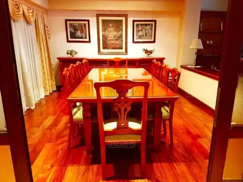 Casa en Venta con 3 cocheras