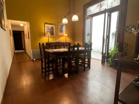 Casa 6 ambientes con 2 baños