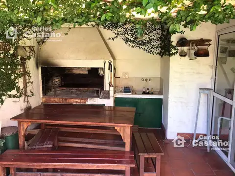 Excelente propiedad en 2 terrenos, con amplio jardín y pileta.