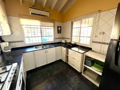 CASA 5 AMBIENTES  EN VENTA - CASEROS CENTRO PILETA