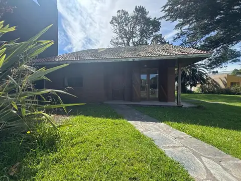 VENTA CASA 2 AMB SOBRE DOS LOTES MAR DE COBO