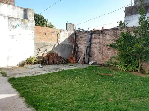 San Andrés. Casa en dos plantas con jardín y garaje cubierto