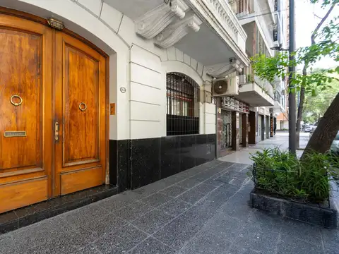 Sensacional piso entero de estilo reciclado, 3 amb, toilette, baño, jardín y parrilla.