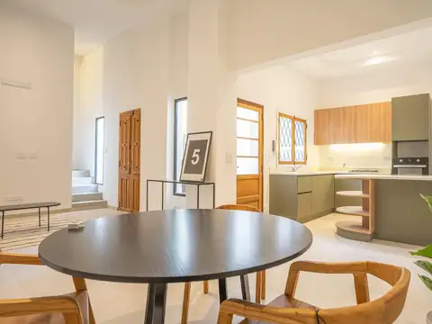 Casa de pasillo RECICLADA de 3 dormitorios con patio y terraza con parrillero