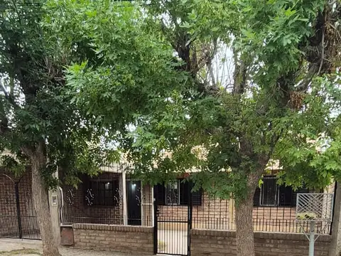 Venta Casa tres dorm. con patio, B° Amsur