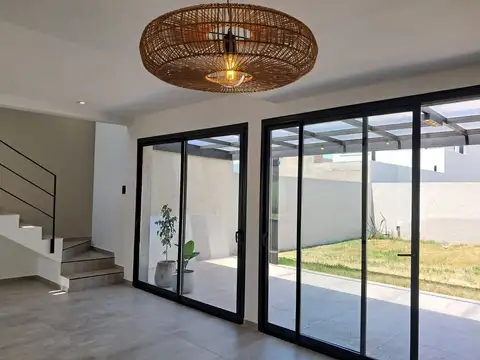 Casa en Venta con 2 cocheras