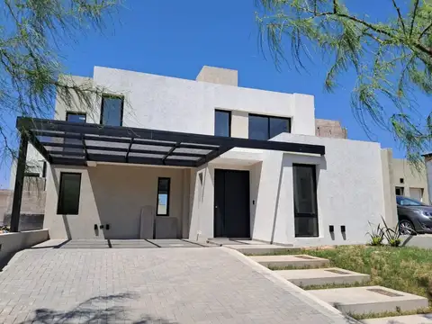 Casa de categoria con Pileta en DOCTA