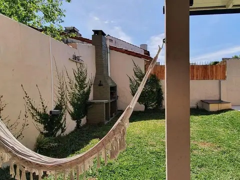 Casa en  venta en Olivos con  hermoso jardin
