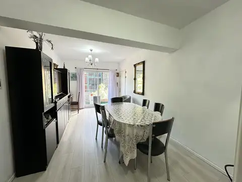 Departamento en esquina con balcón al frente