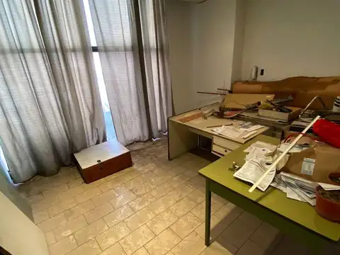 Oficina 8 ambientes con 4 baños