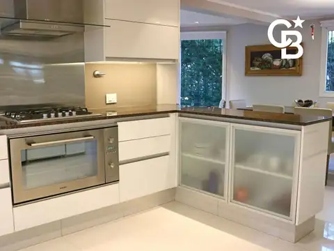 Casa 6 ambientes con 2 baños