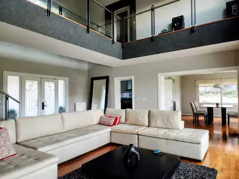 Casa en Venta con 4 cocheras