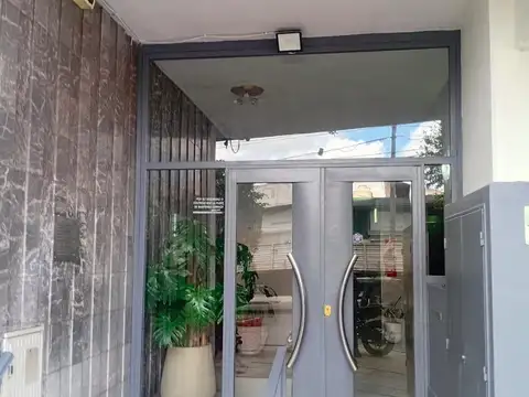 Depto en excelente estado 2 amb al frente con balcón y lavadero
