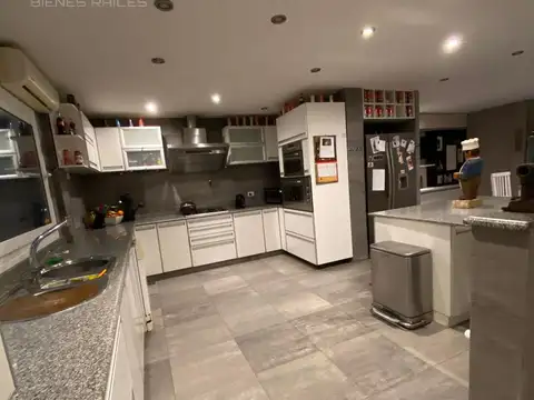 Casa en Venta con 4 cocheras