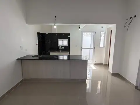 PH 2 AMB. AL FRENTE CON PATIO RECICLADO A NUEVO !