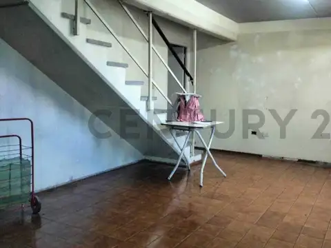 Casa 9 ambientes con 2 baños