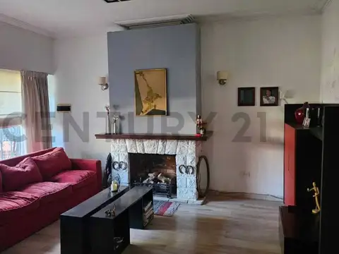 Venta de Casa 4 Ambientes en Castelar Norte  a metros de la Estación.  MUY LUMINOSA