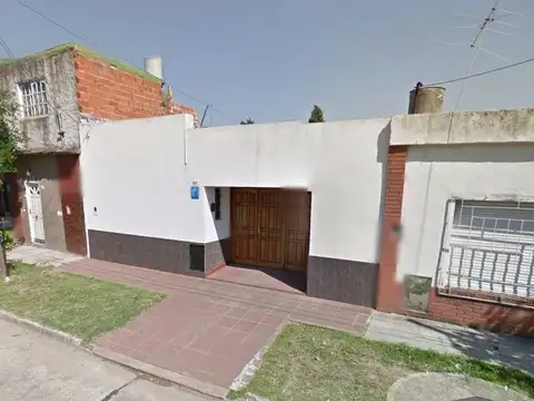 VENTA CASA 3 AMB. C/COCHERA Y PATIO. QUILMES SUR.