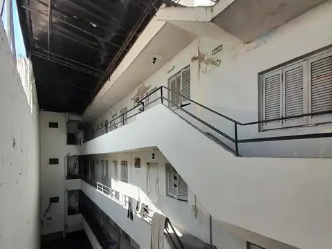 Edificio de 4 plantas con 1159 m2.