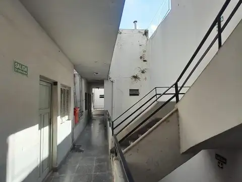 Edificio de 4 plantas con 1159 m2.