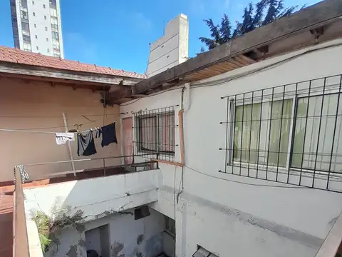 Edificio de 4 plantas con 1159 m2.