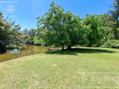 Casa en Venta en Abril Club De Campo, USD 1.600.000