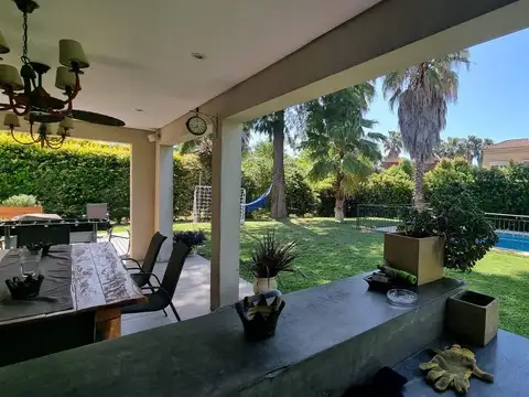 Casa 8 ambientes con 4 baños