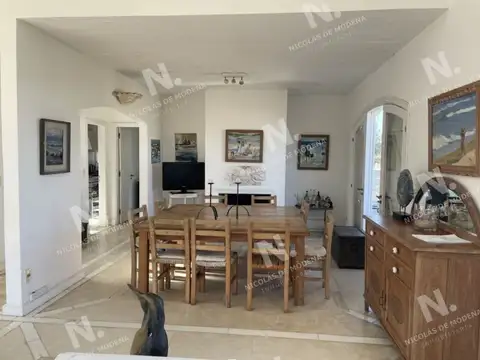 Casa 6 ambientes con 5 baños