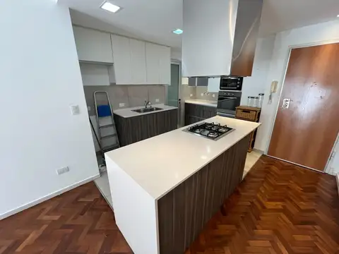 Venta. 3 Ambientes. Refaccionado. Balcón. Perú y Av Caseros.