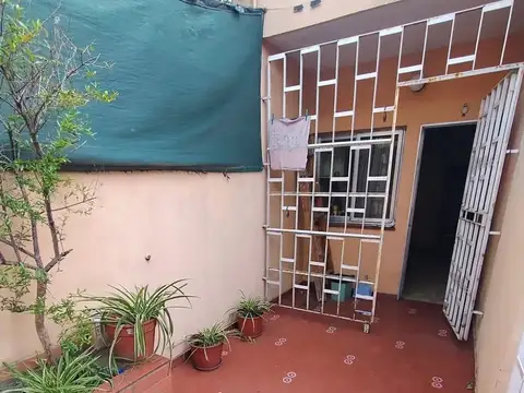 Casa  4   Ambientes con jardin y cochera