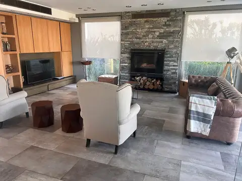 Casa 6 ambientes con 4 baños