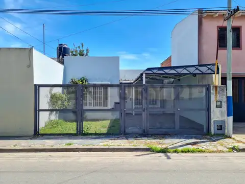 Oportunidad en Villa Elvira – Casa en venta  con dos dormitorios