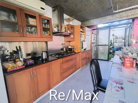 Casa 6 ambientes con 2 baños