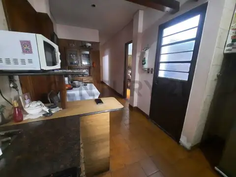 Casa 2 Plantas 4 Ambientes con Terraza y Patio + Gran Deposito Galpón Independiente Terreno 8x37