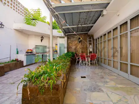 Casa 6 ambientes con 2 baños