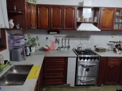 Venta casa 3 dorm, parrilla, garaje, excelente ubicacion, Ezpeleta centro.