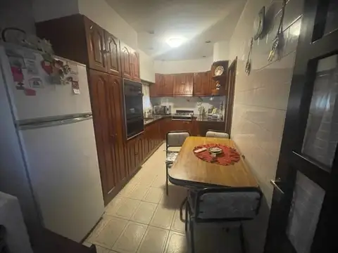 Casa en dos plantas sobre lote de 8.66x30. y galpón al fondo