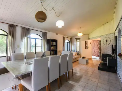 Venta Casa 3 dormitorios con quincho, piscina, parrilla y cocheras - Roldán