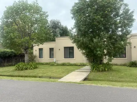 Venta de casa en Barrio Cerrado Santa Ana . Moreno