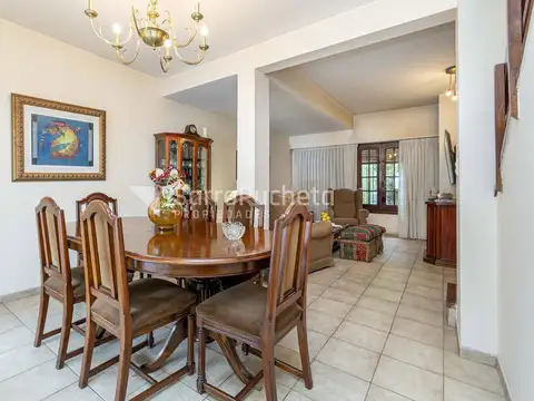 Venta casa 4 ambientes con jardín y piscina en Morón.