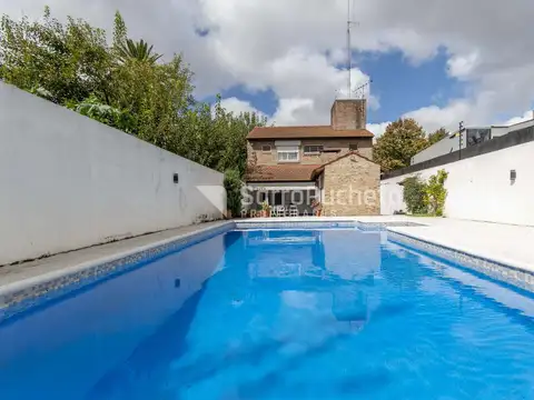 Venta casa 4 ambientes con jardín y piscina en Morón.