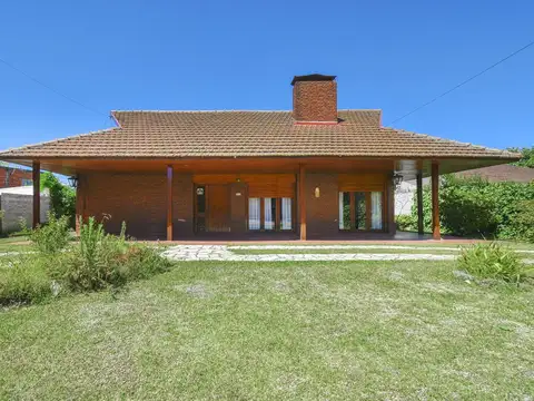 Venta Casa 5 ambientes c/ quincho y pileta en Ranelagh (a 4 cuadras del Golf Club)