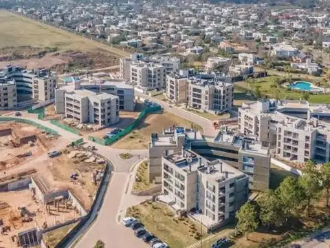 VENTA -COCHERA - OCHO SAUCES, FUNES