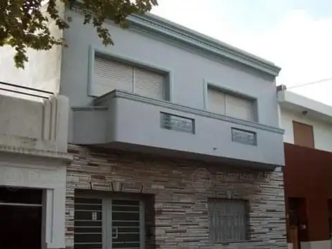 MUY CÓMODA CASA en TERRENO PROPIO con GRAN POTENCIAL en zona