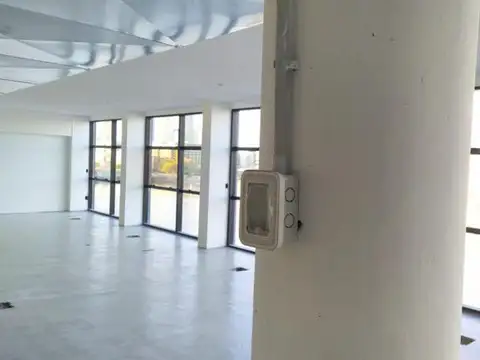 Oficina en Alquiler con 5 cocheras